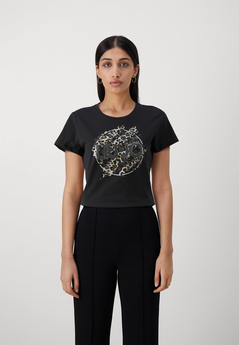T-shirt nera in cotone, con un design circolare di stampa leopardata e il testo "LIU JO" in lettere grasse. Maniche corte, colletto rotondo.