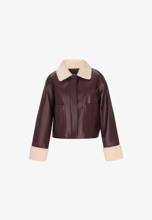 Burgundska usnjena jakna s kremo umetno ovčko obrobo in manšeti, z sprednjim zadrgo in dvema stranskima žepoma.