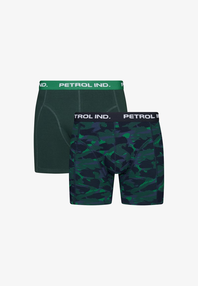 Twee paar boxershorts; de ene effen donkergroen met een groene tailleband, de andere gecamoufleerd in donker en lichtgroen met een zwarte tailleband.