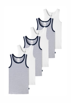 Sechs Top-Shirts: drei weiße und drei mit horizontalen Marineblauen Streifen. Baumwollmaterial, runder Ausschnitt, kontrastierender marineblauer Besatz und textile Etiketten sichtbar.