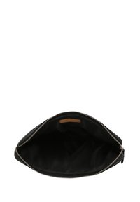 Melnas ādas maisiņš ar sudraba rāvējslēdzēju pilnībā atvērts, rādot tukšu melnas auduma iekšpusi un mazu gaiši brūnu ādas etiķeti iekšpusē.