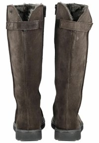Bottes en suède marron jusqu'aux genoux avec doublure en fausse fourrure, fermeture éclair à l'arrière et détail de sangle en haut ; semelles en caoutchouc plates pour la stabilité.