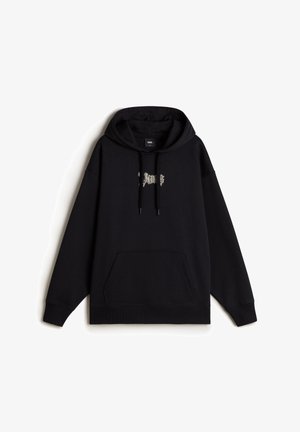 Schwarzer Hoodie aus weichem Stoff, mit einer vorderen Kängurutasche, Kapuze mit Kordelzug und dekorativem Text in einer helleren Farbe auf der Brust.