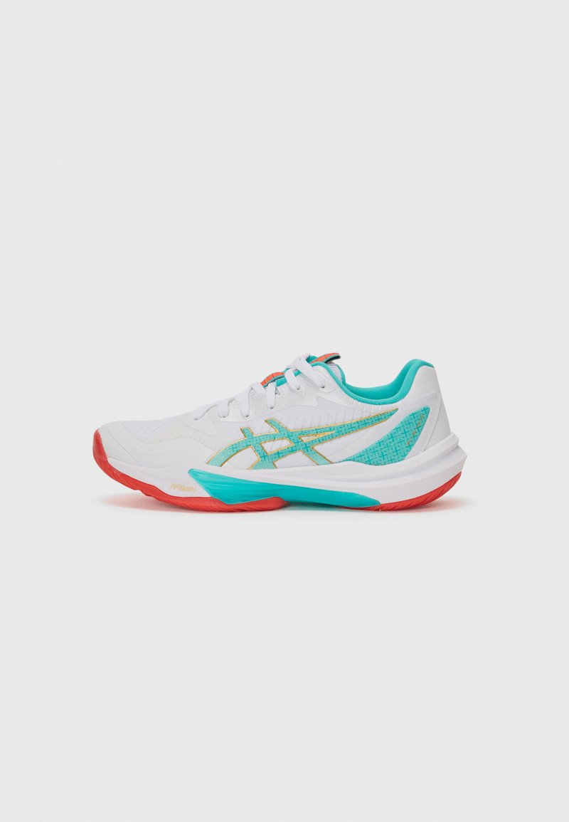 Baskets de sport blanches avec des accents turquoise, des panneaux en maille et un design texturé. Dotées d'une semelle rouge et de lacets colorés.