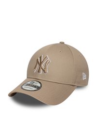 Casquette de baseball beige en tissu avec un bord courbé. Elle présente un logo brodé en crème et une étiquette de réglage de taille à l'intérieur.