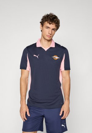 Mørkeblå sports T-shirt med korte ærmer og lyserøde accenter, v-hals design og lille logo på brystet. Letvægts, fugttransporterende stof.