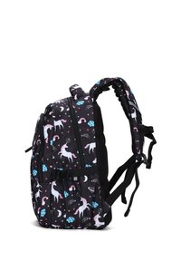 Zaino nero con motivo di unicorni e nuvole in rosa e blu. Include spallacci imbottiti e molteplici scomparti con zip.