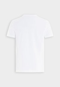 T-shirt bianco corto con maniche, visto da dietro su uno sfondo grigio chiaro neutro.