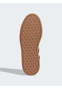 Hnedá gumená podrážka topánky s diamantovým vzorom; má plochý, textúrovaný povrch a hladké okraje. Na bokoch sú viditeľné čierne a biele pruhy.