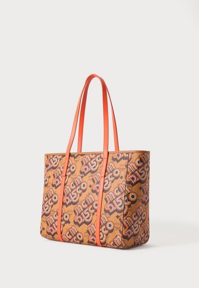 Grand sac cabas marron avec poignées orange présentant un motif de texte coloré "mcm disco" partout.