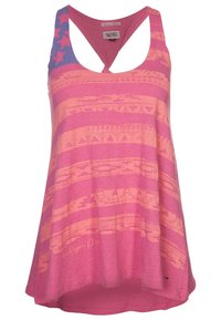 Różowy top na ramiączkach z wycięciem na plecach, z niebieskimi gwiazdkami na ramionach i pomarańczowymi geometrycznymi paskami na materiale.