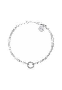 Pulsera de cadena de plata con un diseño de doble eslabón, adornada con un colgante circular decorado con pequeñas piedras transparentes, asegurada con un broche de langosta.
