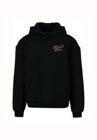 Schwarzer Kapuzenpullover mit einer Fronttasche. Mit rot gesticktem Text auf der Brust "Sie mögen uns nicht." Weicher, texturierter Stoff.