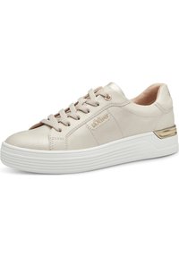 Helle beige Sneaker mit glattem Lederobermaterial, runder Zehenpartie und gepolstertem Schaft. Mit flachen Schnürsenkeln und einer weißen, geriffelten Sohle mit goldenen Akzenten.