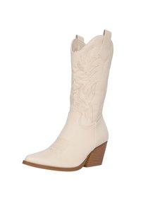 Białe kowbojskie buty z imitacji skóry z szpiczastym czubkiem, subtelnym haftem kwiatowym i średniej wysokości obcasem na klocku. Posiadają krótkie pętelki do zakładania.