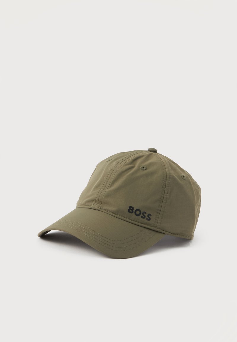 Casquette de baseball vert olive avec une visière courbée et un logo noir "BOSS" sur le panneau central avant, présentée sur un fond gris clair.