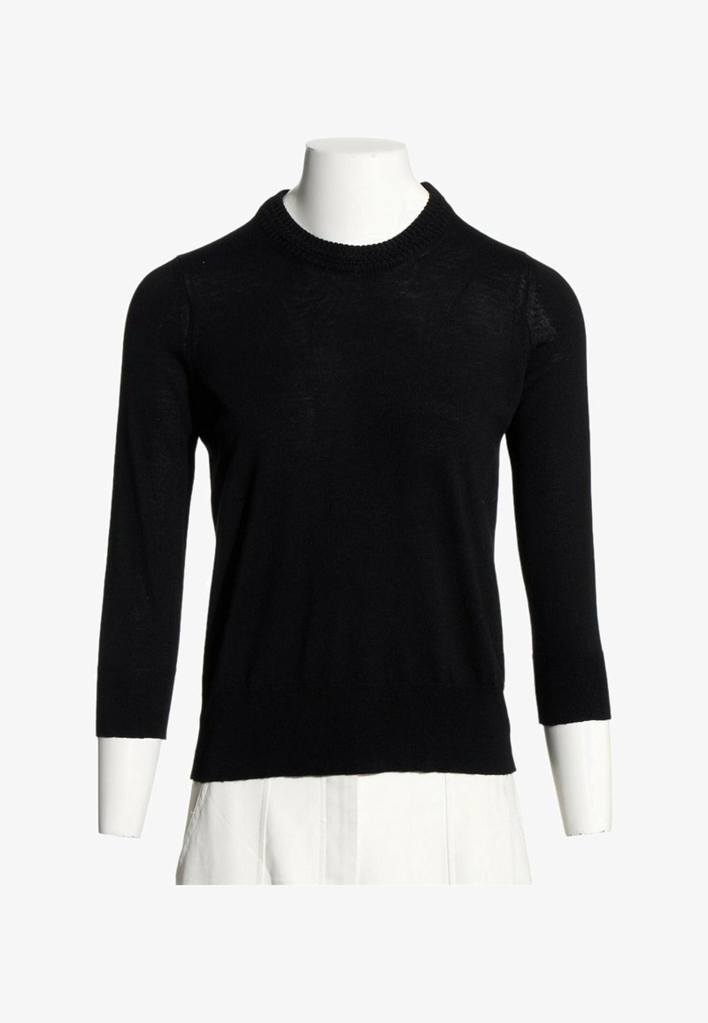 Pull en maille noir à manches longues avec un col rond présenté sur un buste de mannequin blanc.