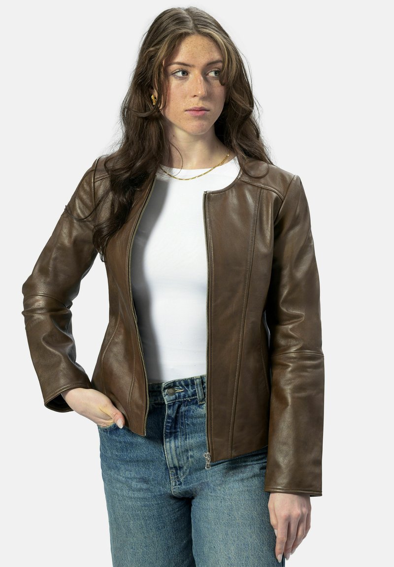 Bruine leren jas met een getailleerd ontwerp, ritssluiting aan de voorkant en een ronde halslijn. De mouwen zijn lang en hij heeft een gladde textuur.