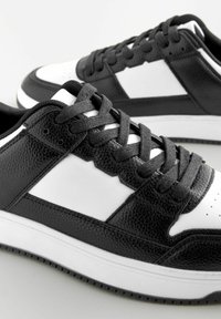 Next COURT- REGULAR FIT - Tossud - black white