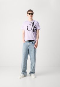 Calvin Klein Jeans REGULAR FIT SCATTERED LOGO - Apdrukāts T-krekls - pastel lilac