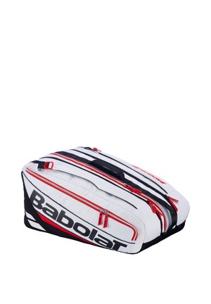 Hvid og sort Babolat sportstaske med røde lynlåse og flere rum designet til at opbevare tennisketsjerudstyr.