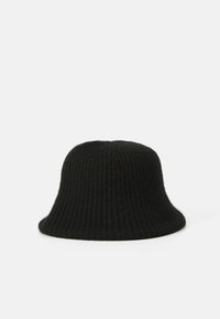 Sort strikket bøttehat med ribbet tekstur. Blødt materiale og afrundet form med en let udfyldning. Ingen synlige logoer eller udsmykninger.