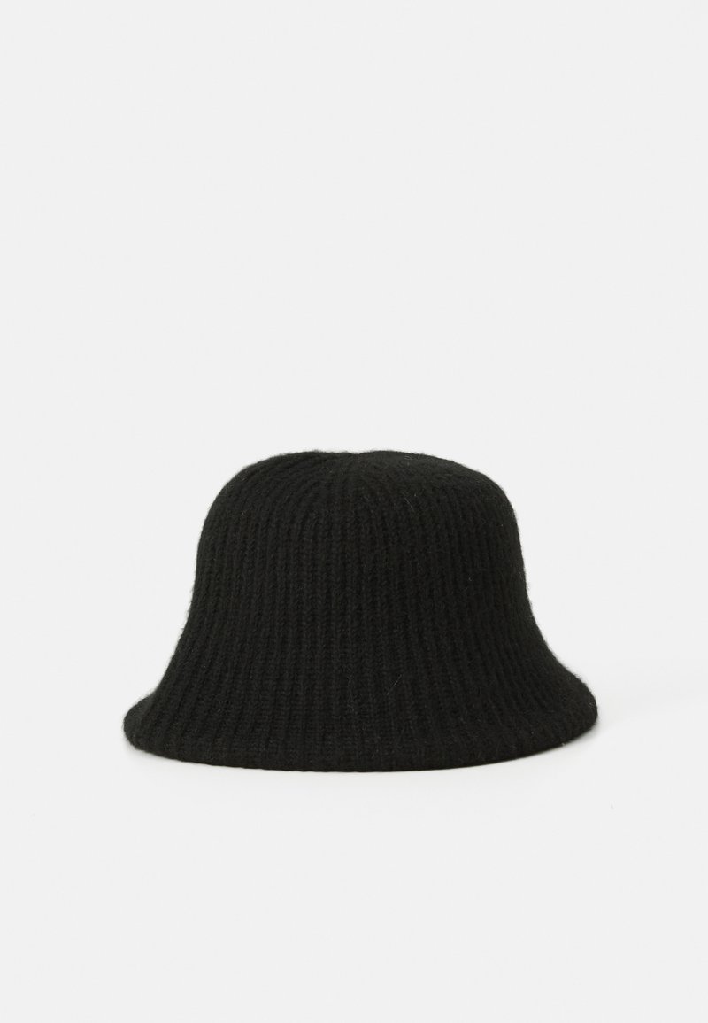Sort strikket bøttehat med ribbet tekstur. Blødt materiale og afrundet form med en let udfyldning. Ingen synlige logoer eller udsmykninger.