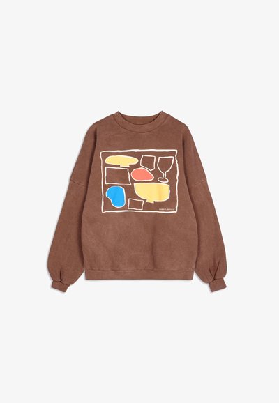 Sudadera marrón de manga larga con un diseño abstracto colorido de formas y una copa de vino en la parte frontal.