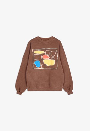 Sudadera marrón con un diseño gráfico que presenta formas en amarillo, azul, rojo y marrón claro contorneadas en blanco. Hombros caídos y puños acanalados.