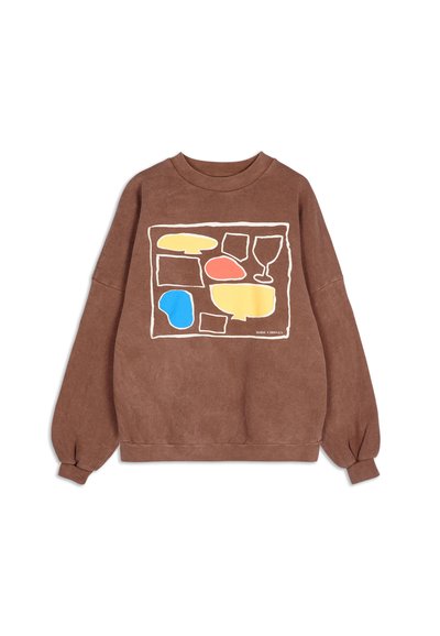 Brun sweatshirt med en grafisk design som har gula, blå, röda och ljusbruna former omgivna av vitt. Sänka axlar och ribbade ärmmuddar.