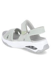 Sandales de sport gris clair avec une tige en mesh respirant, des sangles réglables et une semelle blanche rembourrée dotée d'un coussin d'air visible.