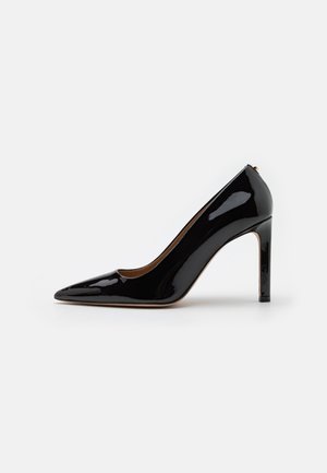 Escarpin à talon haut en cuir verni noir avec un bout pointu et une silhouette élégante, doté d'une texture lisse et d'un talon stiletto élevé.
