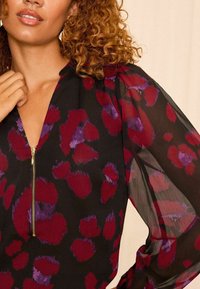 Love & Roses PETITE FIT - ZIP FRONT MIX SHEER LONG SLEEVE - Palaidinė - red animal