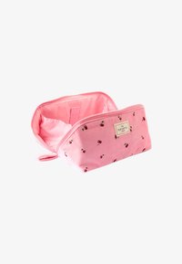 Roze stoffen cosmeticazak met kersenpatronen, ritsluiting en een platte bodem. Binnenvoering van bijpassend roze materiaal. Compact ontwerp.