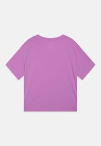Camiseta de manga corta en color lavanda sólido con cuello redondo, confeccionada en suave algodón, con un corte relajado y diseño de espalda lisa.