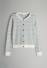Bílý cardigan s černými horizontálními pruhy, z kulatým výstřihem, se zapínáním na knoflíky a dlouhými rukávy; hladká pletená textura.