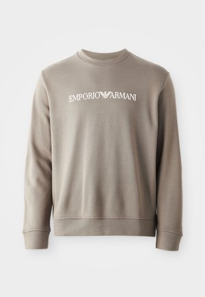 Sweatshirt en coton gris avec des poignets et un col côtelés. Présente le logo blanc "EMPORIO ARMANI" sur la poitrine. Texture douce et design simple.