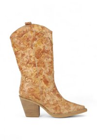 Bota vaquera de cuero marrón con intrincados patrones en espiral. Presenta una puntera afilada, tacón apilado y costuras decorativas a lo largo de las costuras.