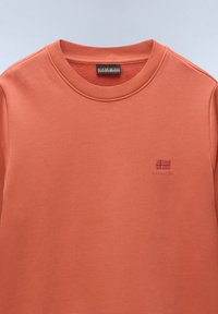 Katoenen sweatshirt in koraaloranje met een ronde hals en een ribgebreide kraag; voorzien van een klein geborduurd logo in de linkerbenedenhoek.
