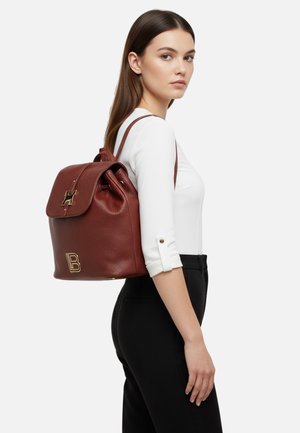 Zaino in pelle color amaranto con finitura strutturata, dettagli del logo in oro e chiusura a patta. Dotato di spallacci regolabili.