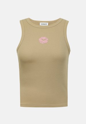 Crop top beige côtelé sans manches avec encolure ronde et petit motif de lèvres roses centré sur la poitrine.