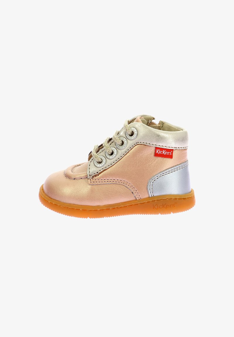 Botín de cuero rosa claro y plateado hasta el tobillo con puntera redonda, seis ojales y suela de goma naranja. Presenta un logotipo en el lateral y detalles de costura.