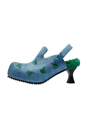 Koi Footwear RIBBIT FROG - Iešļūcenes ar papēdi - denim