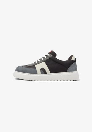 Sneaker basso con mesh nero, suede grigio, accenti bianchi, lacci bianchi e suola spessa bianca, mostrato in profilo laterale su sfondo bianco.