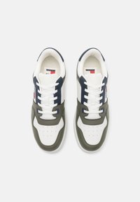 Tommy Jeans RETRO BASKET ESS - Joggesko - deep woods