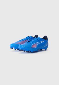 Blaue Fußballschuhe mit strukturierten Oberflächen, orangefarbenen Akzenten und einem aerodynamischen Design. Enthält sechs schwarze Stollen für besseren Halt.