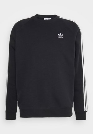 Sort sweatshirt med rund halsudskæring, der har et hvidt Adidas-logo på brystet og tre hvide striber langs hver skulder. Blød stofstruktur.