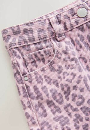 Tessuto in denim con stampa leopardo rosa mostra un primo piano della vita con dettagli della tasca e bottone in argento, caratterizzato da una finitura testurizzata.
