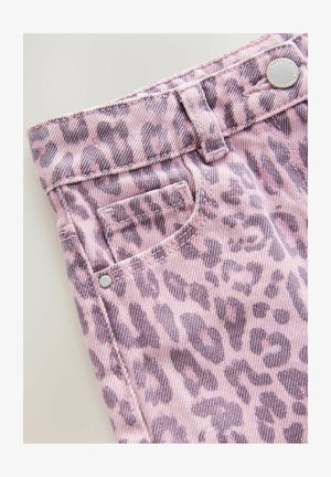 Różowy materiał denimu w panterkę z bliska, prezentujący pasek z metalowym guzikiem i detalami kieszeni, charakteryzujący się teksturowym wykończeniem.