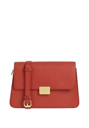 Sac en cuir rouge en bandoulière avec une sangle réglable et un fermoir rectangulaire doré sur le rabat avant.